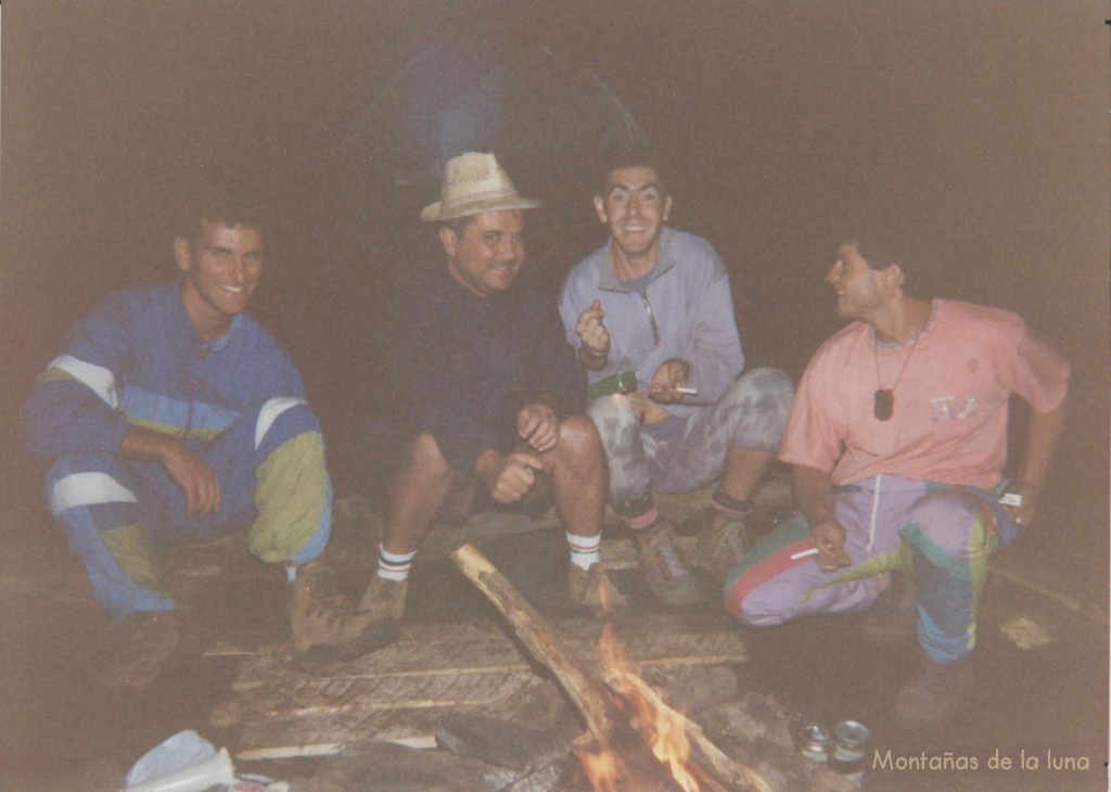 Reunidos junto al fuego por la noche. De derecha a izquierda: Polizzi, Jesús “el maño”, el profesor Cabrera